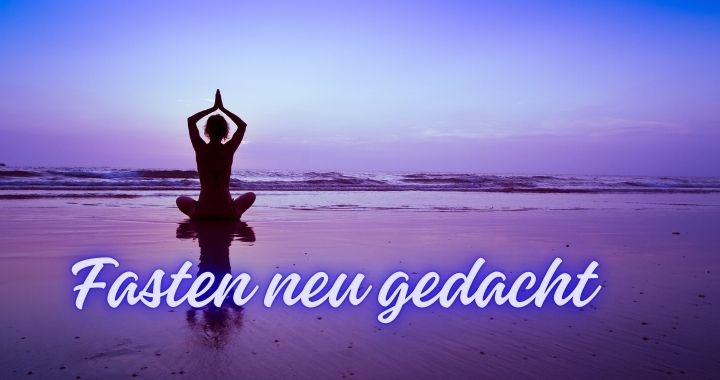 Frau sitzt in Yoga Position am Meer. fasten neu gedacht