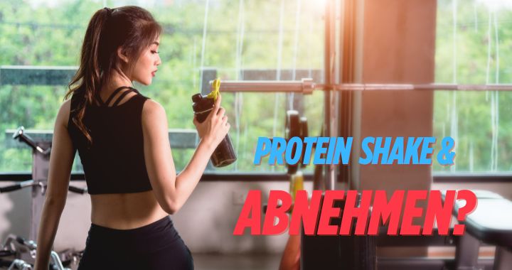 Frau im Fitness Studio trinkt Proteinshake zum Abnehmen