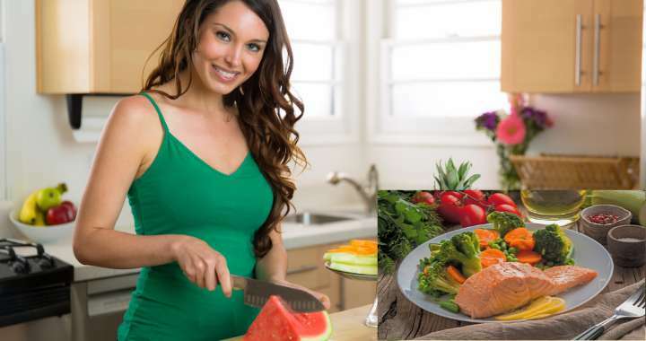 Junge Frau schneidet eine Wassermelone in der Küche, daneben ein Teller mit Lachs und Gemüse